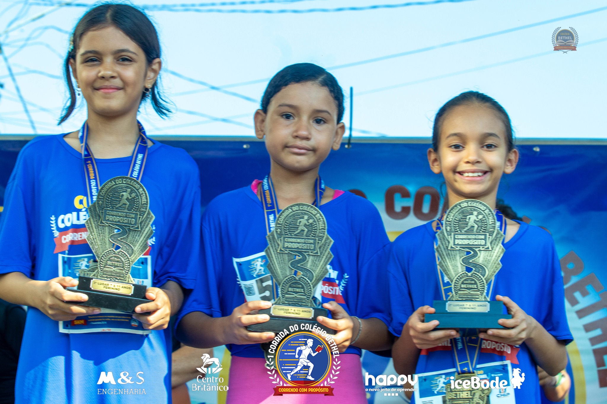 Alunas do Colégio Bethel com troféus da Corrida do Colégio Bethel
