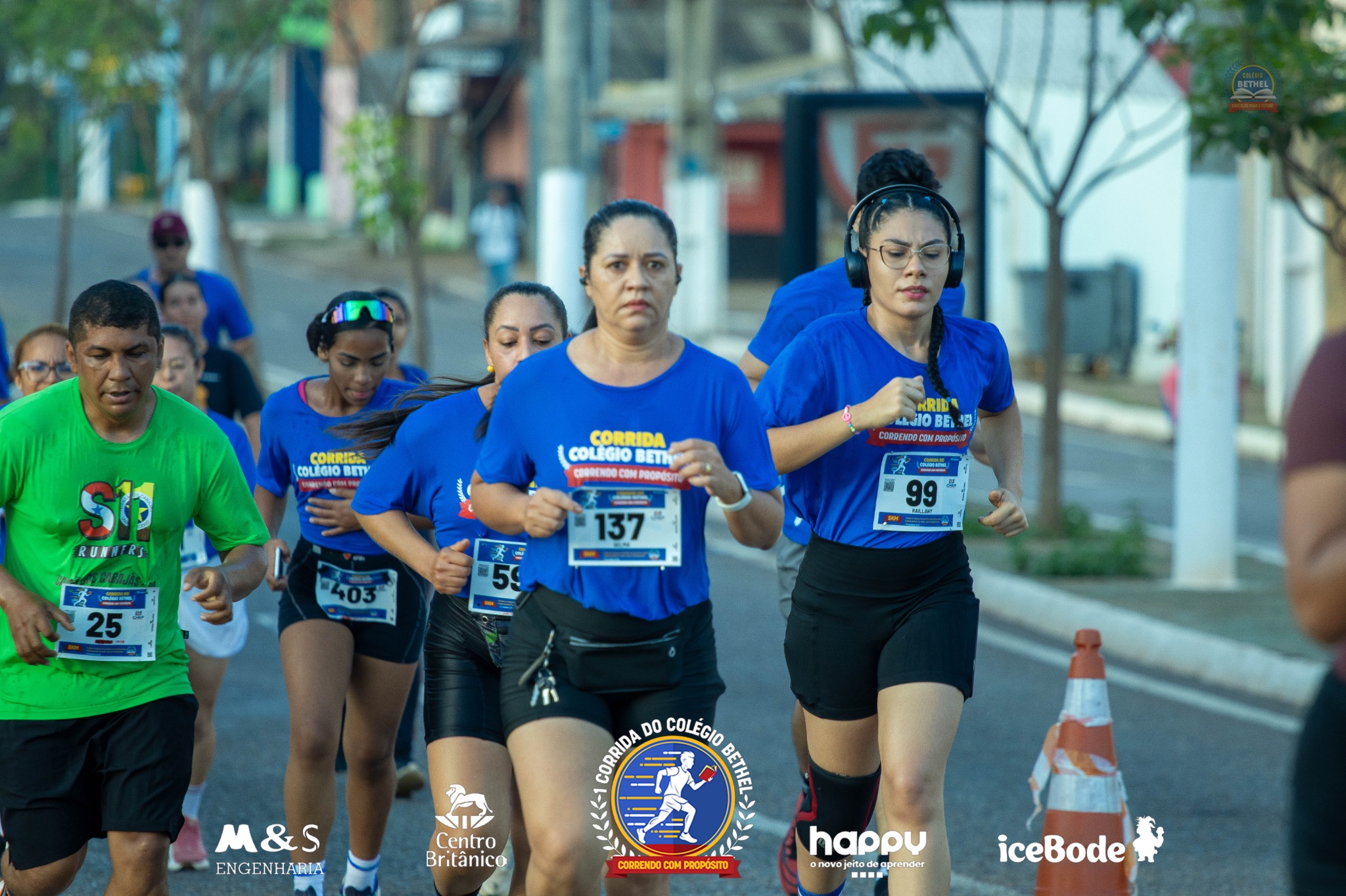 Participantes correndo durante a Corrida do Colégio Bethel