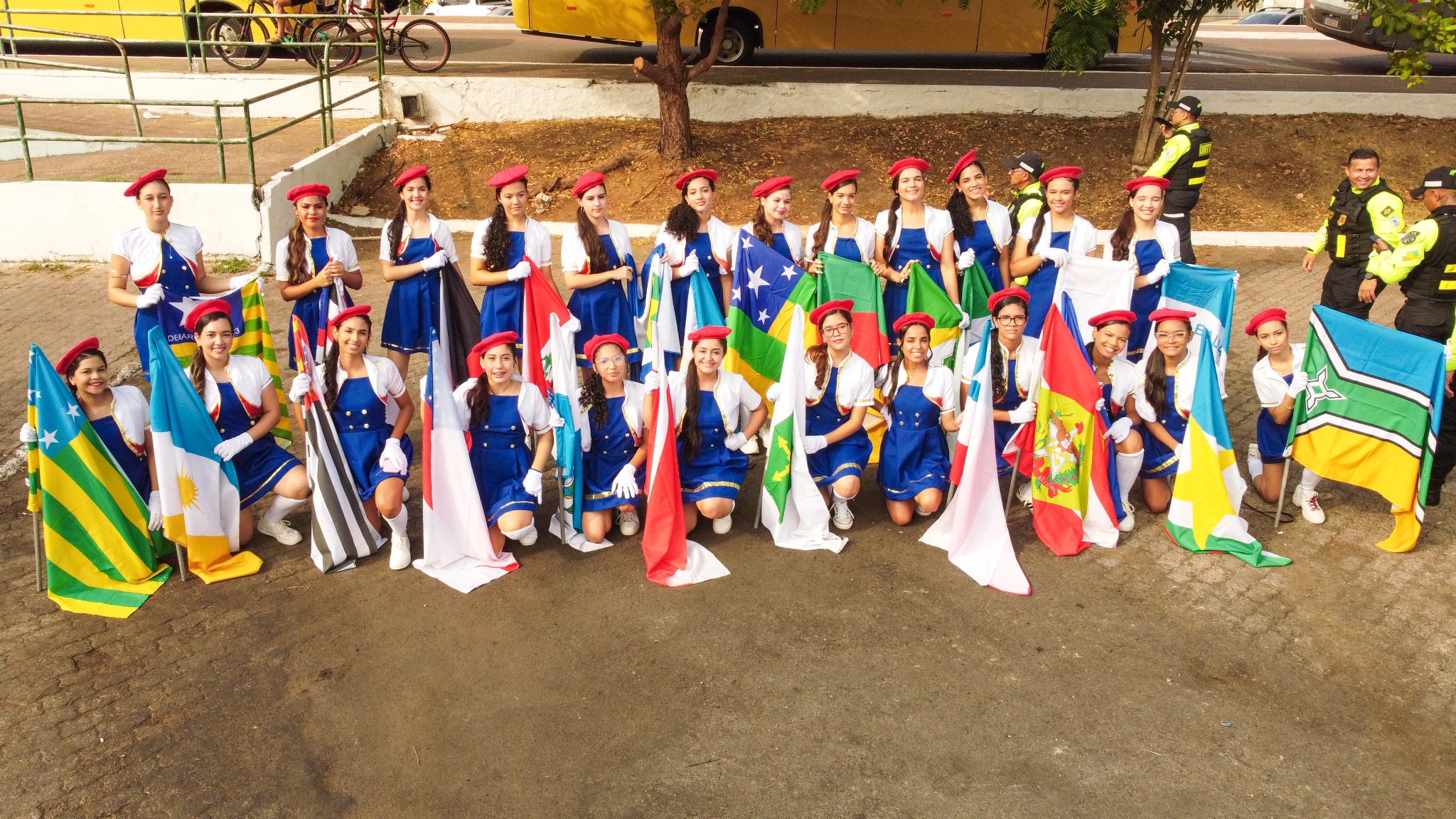 Alunas do Colégio Bethel com bandeiras no desfile de 7 de setembro